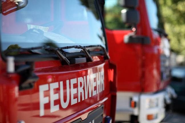 Front eines Feuerwehrfahrzeugs (Source: AdobeStock/MAK) Front eines Feuerwehrfahrzeugs